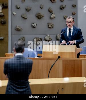 DEN HAAG - Mark Harbers, scheidender Minister für Infrastruktur und Wasserwirtschaft, während einer Debatte im Repräsentantenhaus über die Annahme der Haushaltserklärungen seines ministeriums für 2024. ANP REMKO DE WAAL niederlande Out - belgien Out Credit: ANP/Alamy Live News Stockfoto