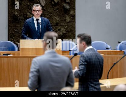 DEN HAAG - Mark Harbers, scheidender Minister für Infrastruktur und Wasserwirtschaft, während einer Debatte im Repräsentantenhaus über die Annahme der Haushaltserklärungen seines ministeriums für 2024. ANP REMKO DE WAAL niederlande Out - belgien Out Credit: ANP/Alamy Live News Stockfoto