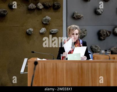 DEN HAAG - Vivianne Heijnen, scheidende Staatssekretärin für Infrastruktur und Wasserwirtschaft, während einer Debatte im Repräsentantenhaus über die Annahme der Haushaltserklärungen seines ministeriums für 2024. ANP REMKO DE WAAL niederlande Out - belgien Out Credit: ANP/Alamy Live News Stockfoto