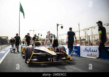 25 VERGNE Jean-Eric (fra), DS Penske, DS E-tense FE23, Pitlane, Ambiance während des Diriyah E-Prix 2024, 2. Treffens der ABB FIA Formel E Weltmeisterschaft 2023-24, auf dem Riad Street Circuit vom 25. Bis 27. Januar in Diriyah, Saudi Arabien Stockfoto