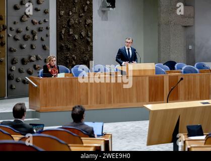 DEN HAAG - Vivianne Heijnen, scheidende Staatssekretärin für Infrastruktur und Wasserwirtschaft, und Mark Harbers, scheidender Minister für Infrastruktur und Wasserwirtschaft, während einer Debatte im Repräsentantenhaus über die Annahme der Haushaltserklärungen seines ministeriums für 2024. ANP REMKO DE WAAL niederlande raus - belgien raus Stockfoto