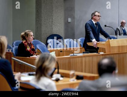 DEN HAAG - Vivianne Heijnen, scheidende Staatssekretärin für Infrastruktur und Wasserwirtschaft, und Mark Harbers, scheidender Minister für Infrastruktur und Wasserwirtschaft, während einer Debatte im Repräsentantenhaus über die Annahme der Haushaltserklärungen seines ministeriums für 2024. ANP REMKO DE WAAL niederlande raus - belgien raus Stockfoto