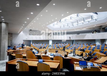 DEN HAAG - Mark Harbers, scheidender Minister für Infrastruktur und Wasserwirtschaft, während einer Debatte im Repräsentantenhaus über die Annahme der Haushaltserklärungen seines ministeriums für 2024. ANP REMKO DE WAAL niederlande raus - belgien raus Stockfoto