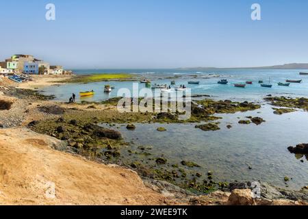 Boa Vista, Kap Verde - 22. März 2018: Eine friedliche Hafenszene mit farbenfrohen Booten in den ruhigen Gewässern von Sal Rei Stockfoto