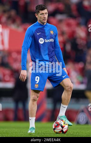 Robert Lewandowski vom FC Barcelona wärmt sich beim Copa del Rey Fußballspiel zwischen Athletic Club und FC Barcelona am 24. Januar 2024 in San Mames in Bilbao auf Stockfoto
