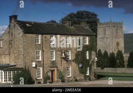 Rose und Krone. Romaldkirk, Teesdale, in Pennines Yorkshire. England. St. Romald's Church. 1990ER 1991 UK HOMER SYKES Stockfoto