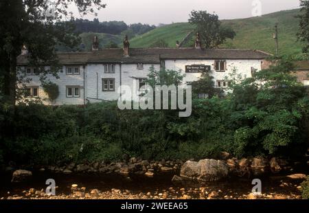 George Inn, Hubberholme, Upper Wharfedale in den Yorkshire Dales, North Yorkshire, River Wharf im Vordergrund. England 1990er Jahre 1991 Stockfoto