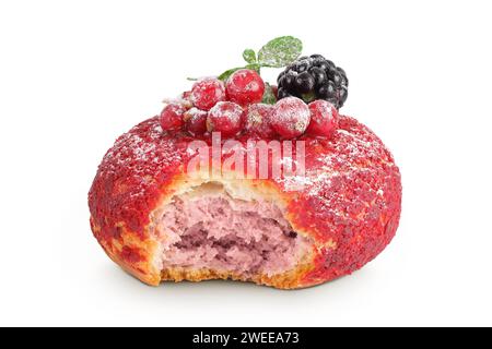 Kuchen-Shu-Eclairs mit Beeren und rotem Crumble isoliert auf weißem Hintergrund Stockfoto