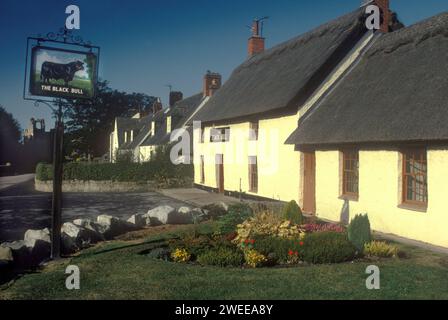 Village Pub. Der Schwarze Bull Etal, Northumberland. England. HOMER SYKES AUS DEN 1991 1990ER JAHREN Stockfoto