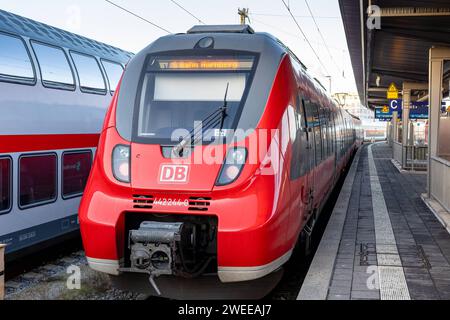 Streik der Lokführergewerkschaft GDL - Situation am Hauptbahnhof Nürnberg auf der S-Bahn Nürnberg werden auf den meisten Linien ein 1-Stunden-Takt als Notfahrplan abgeboten. Nürnberg Bayern Deutschland *** Streik der zugführergewerkschaft GDL Situation am Nürnberger Hauptbahnhof auf der S-Bahn Nürnberg wird auf den meisten Strecken ein 1-Stunden-Takt als Notfahrplan angeboten Nürnberg Bayern Deutschland 20240125-6V2A9828-Bearbeitet Stockfoto