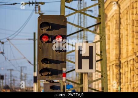 Streik der Lokführergewerkschaft GDL - Situation am Hauptbahnhof Nürnberg das Abfahrtsignal steht diese Tage auf vielen Gleisen dauerhaft auf rot. Nürnberg Bayern Deutschland *** GDL zugführergewerkschaft Streik Situation am Hauptbahnhof Nürnberg das Abfahrtssignal ist auf vielen Gleisen dauerhaft rot. Nürnberg Bayern Deutschland 20240125-6V2A9915-Bearbeitet Stockfoto