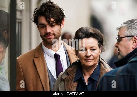 Constance Martens Bruder Tobias Marten und ihre Mutter Virginie de Selliers erreichen das Old Bailey. Der Prozess gegen einen Aristokraten und ihren Partner, der wegen des Todes ihrer kleinen Tochter beschuldigt wird, wird voraussichtlich am Donnerstag beginnen. Constance Marten, 36, und Mark Gordon, 49, wurden vor Gericht gestellt, nachdem Baby Victoria tot in einem Kleinod in Brighton, East Sussex, im März letzten Jahres aufgefunden wurde. Bilddatum: Donnerstag, 25. Januar 2024. Stockfoto