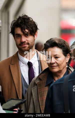 Constance Martens Bruder Tobias Marten und ihre Mutter Virginie de Selliers erreichen das Old Bailey. Der Prozess gegen einen Aristokraten und ihren Partner, der wegen des Todes ihrer kleinen Tochter beschuldigt wird, wird voraussichtlich am Donnerstag beginnen. Constance Marten, 36, und Mark Gordon, 49, wurden vor Gericht gestellt, nachdem Baby Victoria tot in einem Kleinod in Brighton, East Sussex, im März letzten Jahres aufgefunden wurde. Bilddatum: Donnerstag, 25. Januar 2024. Stockfoto