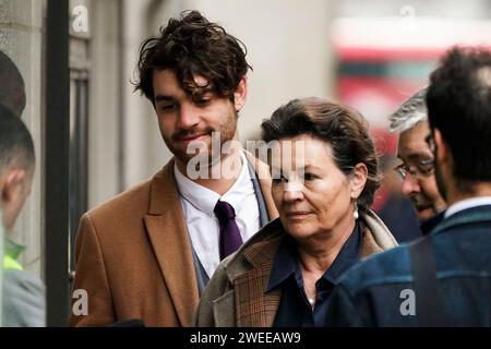 Constance Martens Bruder Tobias Marten und ihre Mutter Virginie de Selliers erreichen das Old Bailey. Der Prozess gegen einen Aristokraten und ihren Partner, der wegen des Todes ihrer kleinen Tochter beschuldigt wird, wird voraussichtlich am Donnerstag beginnen. Constance Marten, 36, und Mark Gordon, 49, wurden vor Gericht gestellt, nachdem Baby Victoria tot in einem Kleinod in Brighton, East Sussex, im März letzten Jahres aufgefunden wurde. Bilddatum: Donnerstag, 25. Januar 2024. Stockfoto