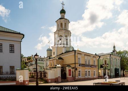 KASAN, RUSSLAND - 01. Juni 2023: Die Kathedrale von St. Nikolaus-Kathedrale mit St.. Nikolaikirche, Fürbitterkirche, Glockenturm und Klerus Hou Stockfoto