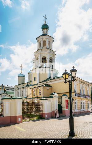 KASAN, RUSSLAND - 01. Juni 2023: Die Kathedrale von St. Nikolaus-Kathedrale mit St.. Nikolaikirche, Fürbitterkirche, Glockenturm und Klerus Hou Stockfoto