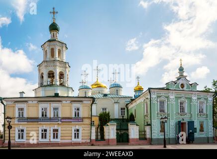 KASAN, RUSSLAND - 01. Juni 2023: Die Kathedrale von St. Nikolaus-Kathedrale mit St.. Nikolaikirche, Fürbitterkirche, Glockenturm und Klerus Hou Stockfoto