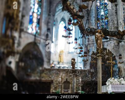 Betreten Sie Palma de Mallorcas Catedral-Baslica de Santa Maria, und bewundern Sie die atemberaubende Schönheit der Buntglasfenster mit Neige-Shift-Linse und mehreren Dekorationen Stockfoto