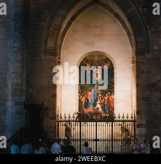 Mallorca, Spanien - 27. Juni 2023: Eine Gruppe von Menschen steht vor einer Ikone in der Catedral-Baslica de Santa Maria in Mallorca, Palma de Mallorca, Spanien, aufgenommen mit einem neigbaren Objektiv. Stockfoto