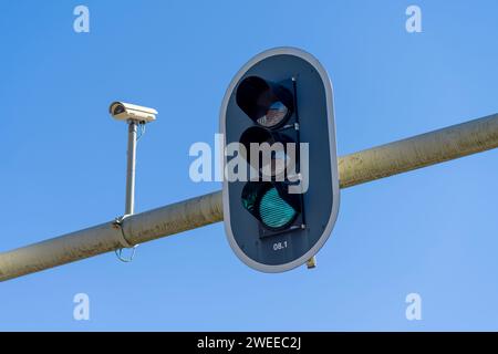 Eine grüne Ampel und eine Überwachungskamera auf einer Überkopfbrücke in der niederländischen Stadt Amersfoort, Niederlande, Europa. Stockfoto