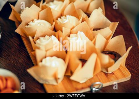 Frisch gebackene leckere Schokoladen-Muffins mit gesalzener Karamellfüllung und Creme-Nahaufnahme Stockfoto