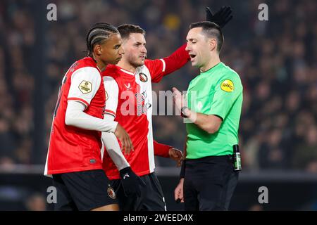 ROTTERDAM, NIEDERLANDE - 24. JANUAR: Calvin Stengs (Feyenoord Rotterdam), Santiago Gimenez (Feyenoord Rotterdam) und Schiedsrichter Dennis Higler während der Stockfoto