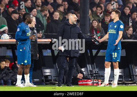 ROTTERDAM, NIEDERLANDE - 24. JANUAR: Trainer Peter Bosz (PSV) und Olivier Boscagli (PSV) während des Eredivisie-Spiels zwischen dem SC Feyenoord und dem PSV Eindho Stockfoto