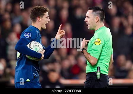 ROTTERDAM, NIEDERLANDE - 24. JANUAR: Guus Til (PSV) und Schiedsrichter Dennis Higler während des Eredivisie-Spiels von SC Feyenoord und PSV Eindhoven in de Kuip Stockfoto