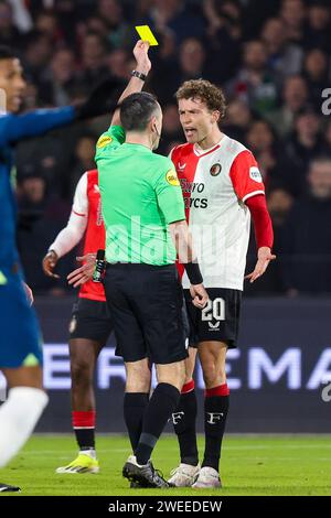 ROTTERDAM, NIEDERLANDE - 24. JANUAR: Schiedsrichter Dennis Higler und Mats Wieffer (Feyenoord Rotterdam) während des Eredivisie-Spiels zwischen SC Feyenoord und PSV Stockfoto