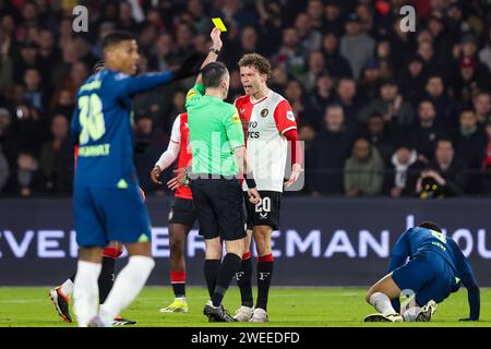 ROTTERDAM, NIEDERLANDE - 24. JANUAR: Schiedsrichter Dennis Higler und Mats Wieffer (Feyenoord Rotterdam) während des Eredivisie-Spiels zwischen SC Feyenoord und PSV Stockfoto