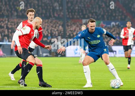 ROTTERDAM, NIEDERLANDE - 24. JANUAR: Gernot Trauner (Feyenoord Rotterdam) und Luuk de Jong (PSV) während des Eredivisie-Spiels des SC Feyenoord und PSV E Stockfoto