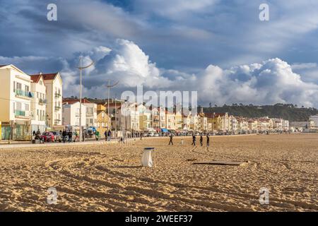 Der schöne breite Strand vor der Stadt Nazaré (Portugal) Stockfoto