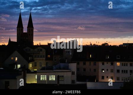 Braunschweig, Deutschland. November 2023. Die Türme der evangelisch-lutherischen St. Martins Kirche erhebt sich bei Sonnenuntergang in den farbigen Himmel, während das Licht in einigen Fenstern leuchtet. Quelle: Stefan Jaitner/dpa/Alamy Live News Stockfoto