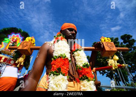 KUALA LUMPUR 25/01/2024 Thaipusam oder Thaipoosam ist ein Tamil-Hindu-Festival, das am ersten Vollmondtag des tamilischen Monats Thai gefeiert wird und mit dem Pusam-Stern zusammenfällt. Das Festival wird gefeiert, um dem Sieg des hinduistischen Gottes Murugan über den Dämon Surapadman zu gedenken. Das Festival umfasst rituelle Praktiken von Kavadi Aattam, ein zeremonieller Akt des Opfers, der eine physische Belastung trägt, um eine spirituelle Schuld auszugleichen. Die Anbeter tragen oft einen Topf Kuhmilch als Opfergabe und mortieren auch das Fleisch, indem sie die Haut und die Zunge durchstechen Stockfoto