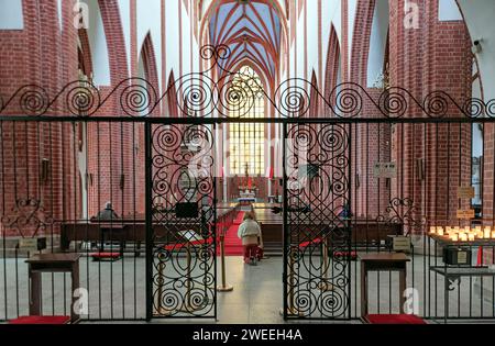 Das Gebet in der Kirche St. Maria auf dem Sand in Breslauer Polen Stockfoto