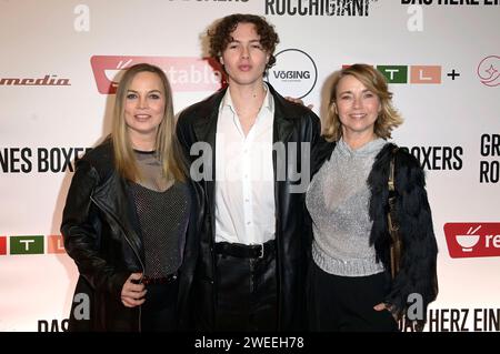 Regina Halmich, Jahvis Rahmoune und Tina Ruland bei der Premiere der RTL Dokumentation Graciano Rocchigiani - das Herz eines Boxers im Filmtheater Colosseum. Berlin, 24.01.2024 *** Regina Halmich, Jahvis Rahmoune und Tina Ruland bei der Uraufführung des RTL-Dokumentarfilms Graciano Rocchigiani das Herz eines Boxers im Filmtheater Kolosseum Berlin, 24 01 2024 Foto:XF.xKernx/xFuturexImagex Rocky 4115 Stockfoto