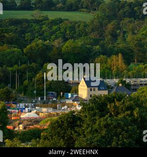 Bau von Häusern im malerischen ländlichen Tal (neu gebaut, Verlust von grünen Feldern und Feldern) - Burley-in-Wharfedale, West Yorkshire England Großbritannien Stockfoto