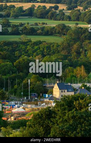 Bau von Häusern im malerischen ländlichen Tal (neu gebaut, Verlust von grünen Feldern und Feldern) - Burley-in-Wharfedale, West Yorkshire England Großbritannien Stockfoto