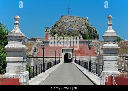 Die Brücke zum Haupttor der Alten Festung Korfu in Griechenland über den Contrafossa-Kanal. Stockfoto