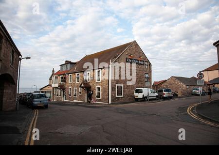 Das Olde Ship Inn oberhalb des Hafens bei Seahouses, Northumberland, England, stammt aus dem Jahr 1745 und diente ursprünglich den Fischern in der Gegend Stockfoto