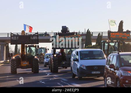 Marseille, Frankreich. Januar 2025. © PHOTOPQR/LA PROVENCE/Gilles Bader ; Marseille ; 22/01/2025 ; Blöcke autoroute A54 par les agriculteurs dans les deux sens au Niveau de l Air du Merle Nord entre Salon de Provence et Arles französischer Bauernprotest am 25. januar 2024 Credit: MAXPPP/Alamy Live News Stockfoto