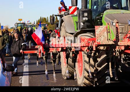 Marseille, Frankreich. Januar 2025. © PHOTOPQR/LA PROVENCE/Gilles Bader ; Marseille ; 22/01/2025 ; Blöcke autoroute A54 par les agriculteurs dans les deux sens au Niveau de l Air du Merle Nord entre Salon de Provence et Arles französischer Bauernprotest am 25. januar 2024 Credit: MAXPPP/Alamy Live News Stockfoto