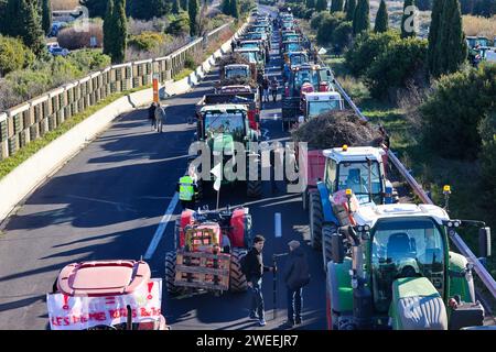 Marseille, Frankreich. Januar 2025. © PHOTOPQR/LA PROVENCE/Gilles Bader ; Marseille ; 22/01/2025 ; Blöcke autoroute A54 par les agriculteurs dans les deux sens au Niveau de l Air du Merle Nord entre Salon de Provence et Arles französischer Bauernprotest am 25. januar 2024 Credit: MAXPPP/Alamy Live News Stockfoto