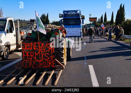 Marseille, Frankreich. Januar 2025. © PHOTOPQR/LA PROVENCE/Gilles Bader ; Marseille ; 22/01/2025 ; Blöcke autoroute A54 par les agriculteurs dans les deux sens au Niveau de l Air du Merle Nord entre Salon de Provence et Arles französischer Bauernprotest am 25. januar 2024 Credit: MAXPPP/Alamy Live News Stockfoto