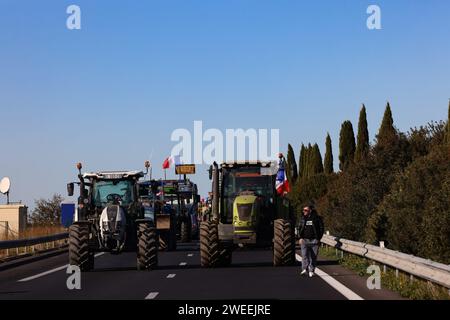 Marseille, Frankreich. Januar 2025. © PHOTOPQR/LA PROVENCE/Gilles Bader ; Marseille ; 22/01/2025 ; Blöcke autoroute A54 par les agriculteurs dans les deux sens au Niveau de l Air du Merle Nord entre Salon de Provence et Arles französischer Bauernprotest am 25. januar 2024 Credit: MAXPPP/Alamy Live News Stockfoto