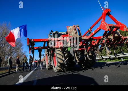 Marseille, Frankreich. Januar 2025. © PHOTOPQR/LA PROVENCE/Gilles Bader ; Marseille ; 22/01/2025 ; Blöcke autoroute A54 par les agriculteurs dans les deux sens au Niveau de l Air du Merle Nord entre Salon de Provence et Arles französischer Bauernprotest am 25. januar 2024 Credit: MAXPPP/Alamy Live News Stockfoto