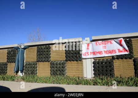 Marseille, Frankreich. Januar 2025. © PHOTOPQR/LA PROVENCE/Gilles Bader ; Marseille ; 22/01/2025 ; Blöcke autoroute A54 par les agriculteurs dans les deux sens au Niveau de l Air du Merle Nord entre Salon de Provence et Arles französischer Bauernprotest am 25. januar 2024 Credit: MAXPPP/Alamy Live News Stockfoto