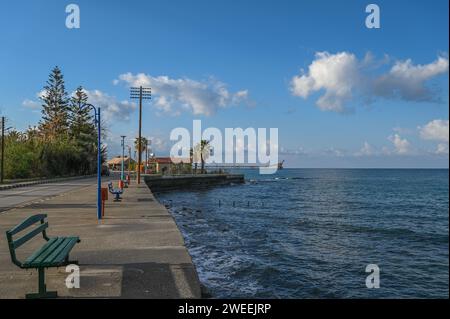 Meer ​​view Berge und Steine vom Damm auf der Insel Zypern im Winter 14 Stockfoto