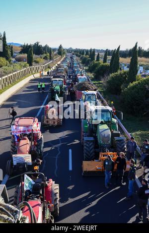 Marseille, Frankreich. Januar 2025. © PHOTOPQR/LA PROVENCE/Gilles Bader ; Marseille ; 22/01/2025 ; Blöcke autoroute A54 par les agriculteurs dans les deux sens au Niveau de l Air du Merle Nord entre Salon de Provence et Arles französischer Bauernprotest am 25. januar 2024 Credit: MAXPPP/Alamy Live News Stockfoto