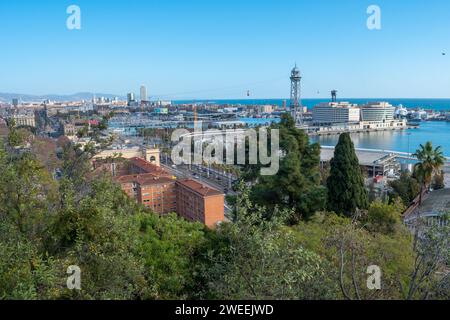 Blick auf Barcelona von Montjuic Panoramablick mit dem Kolumbus-Denkmal Stockfoto